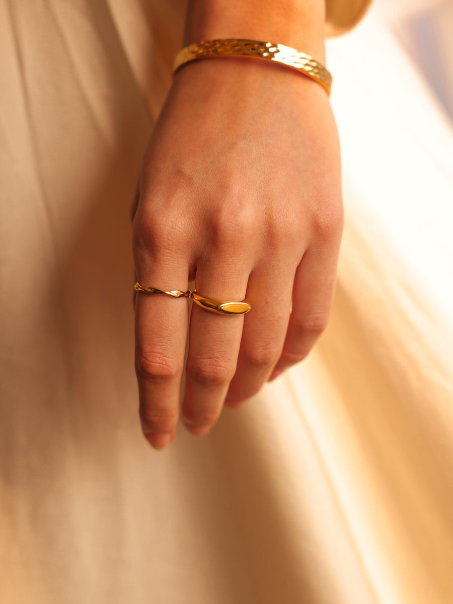Anillo De Diseño Curvo Moderno