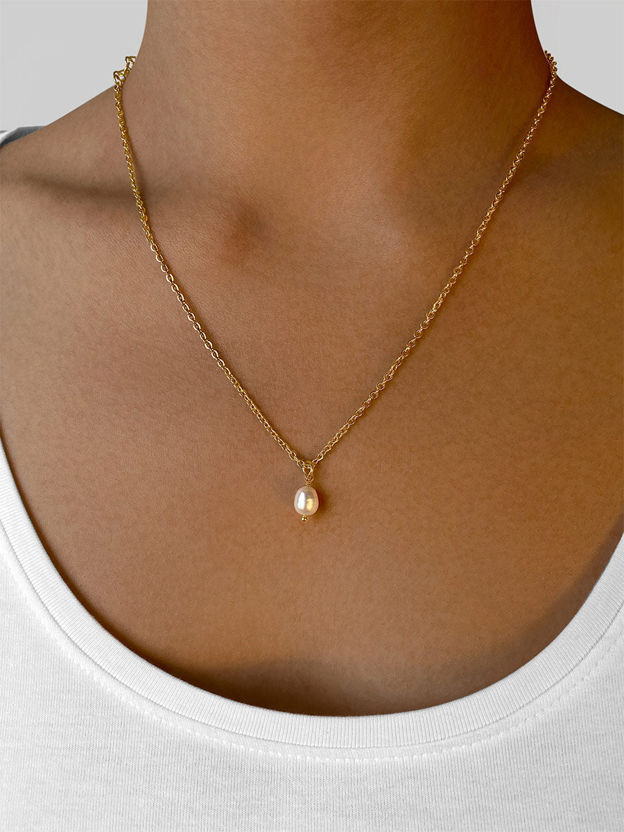 Minimalist Pearl Pendant Necklace